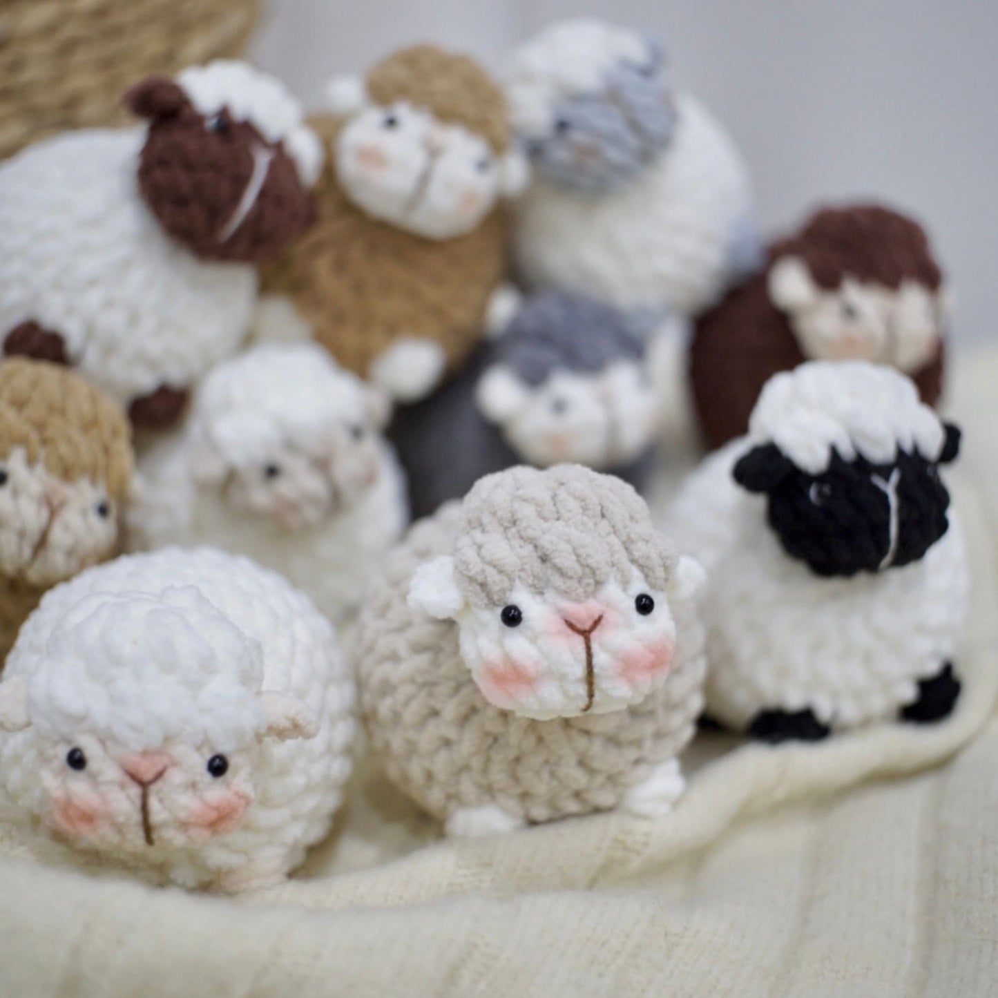 Little Sheep Crochet Plushies Pattern, Amigurumi PDF File Tutorial in English Deutsch Français Español Português